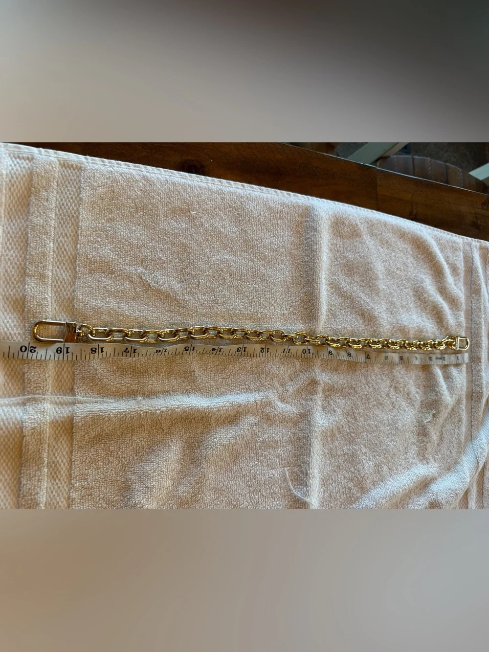 Authentic Louis Vuitton Pochette Métis East West gold chain.